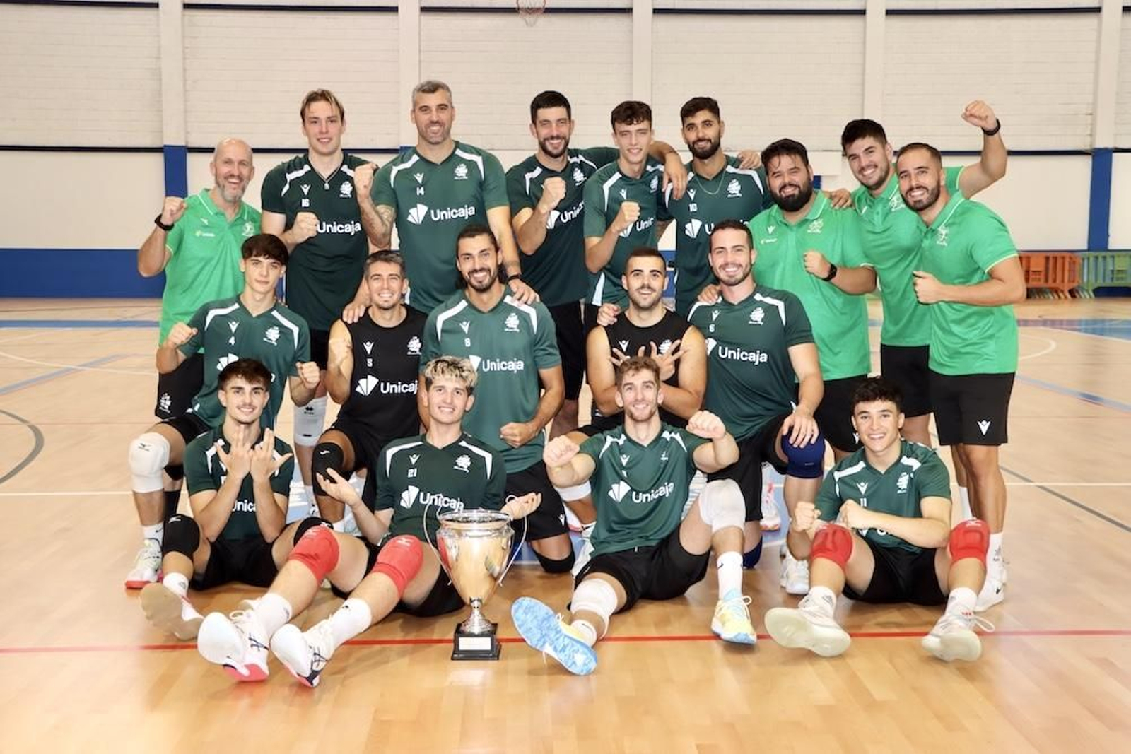 Los ahorradores junto a su cuerpo técnico posan con el título conquistado en la localidad malagueña de Vélez-Málaga.