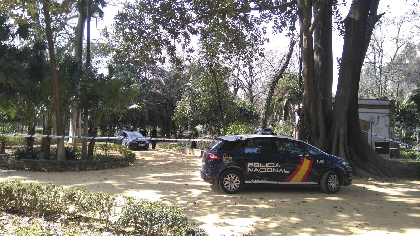 El Parque de María Luisa, rodeado de policías el día que hubo una violación y asesinato.