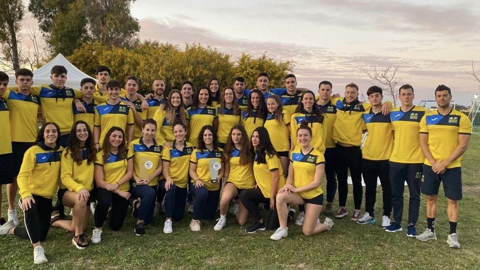 Foto de familia de los componentes del equipo churrianero que acudió a San Fernando.
