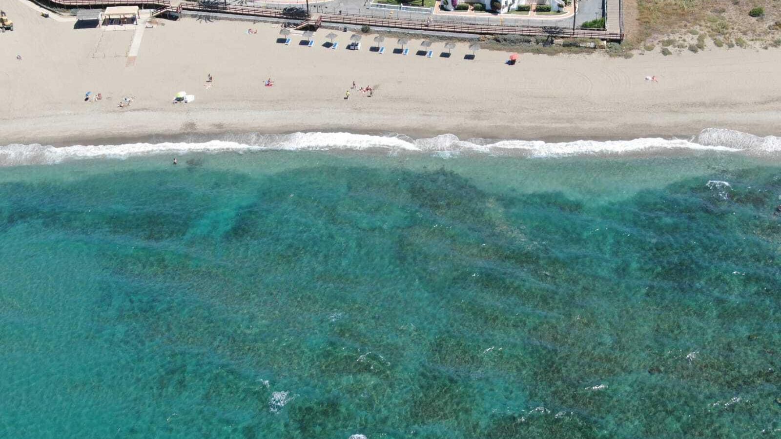Vista aérea de la playa La Luna, en el municipio malagueño de Mijas.