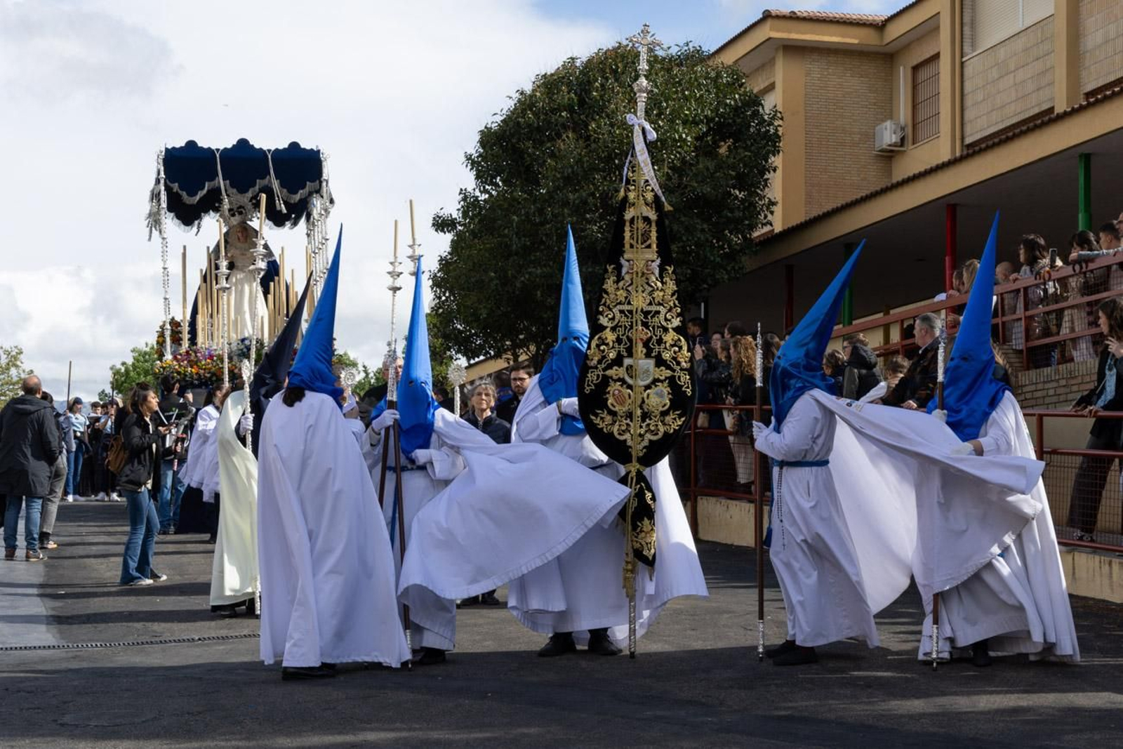 La temida lluvia impide el desarrollo normal de este Martes Santo