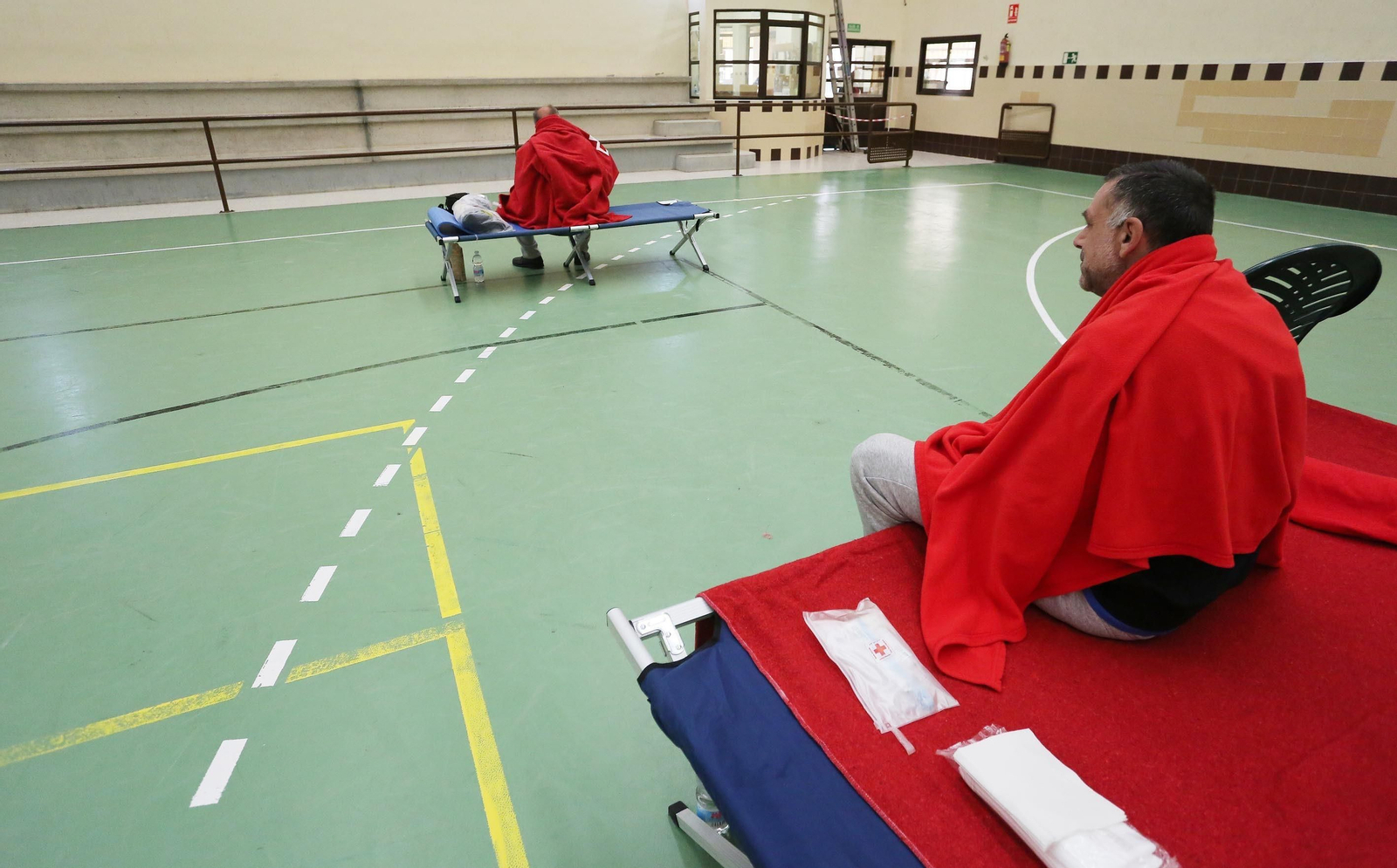 Dos personas en el pabellón Vega Veguita.