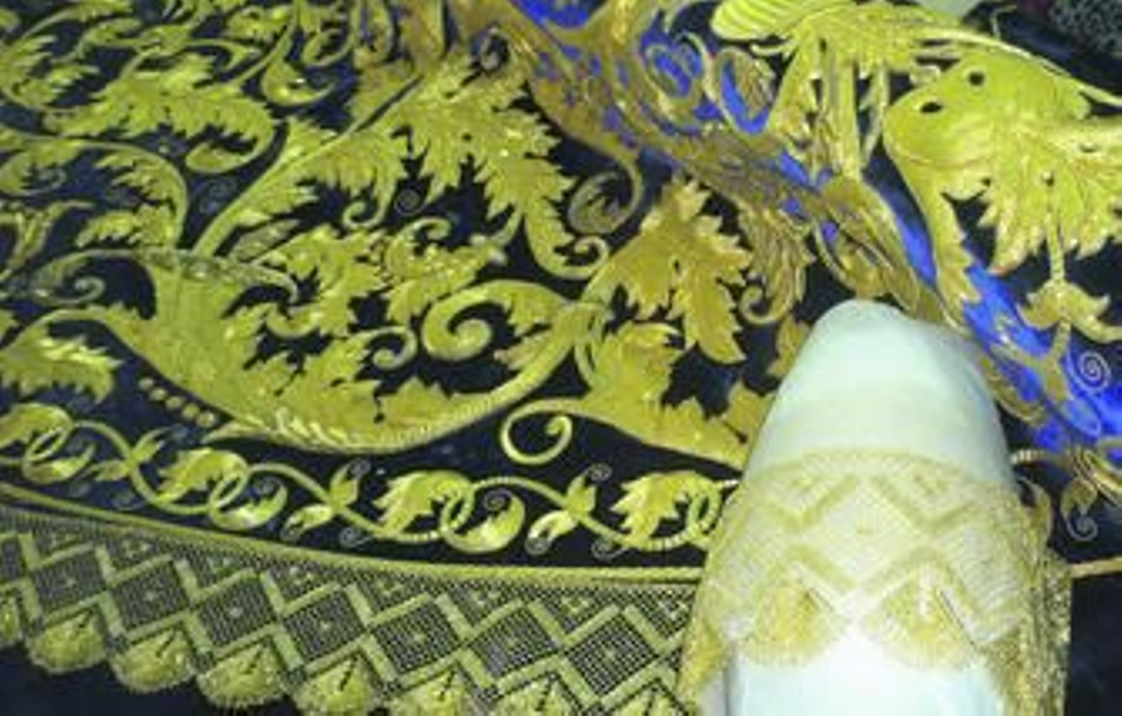 Detalle el estado actual de manto con la artística blonda que prácticamente culmina el trabajo.