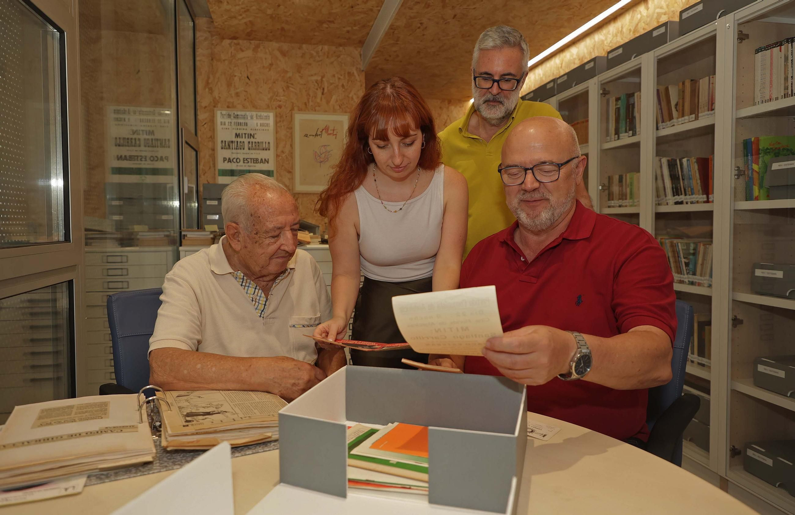Donanción de la biblioteca y el fondo domucomental de Paco Esteban a la UCA, en imágenes