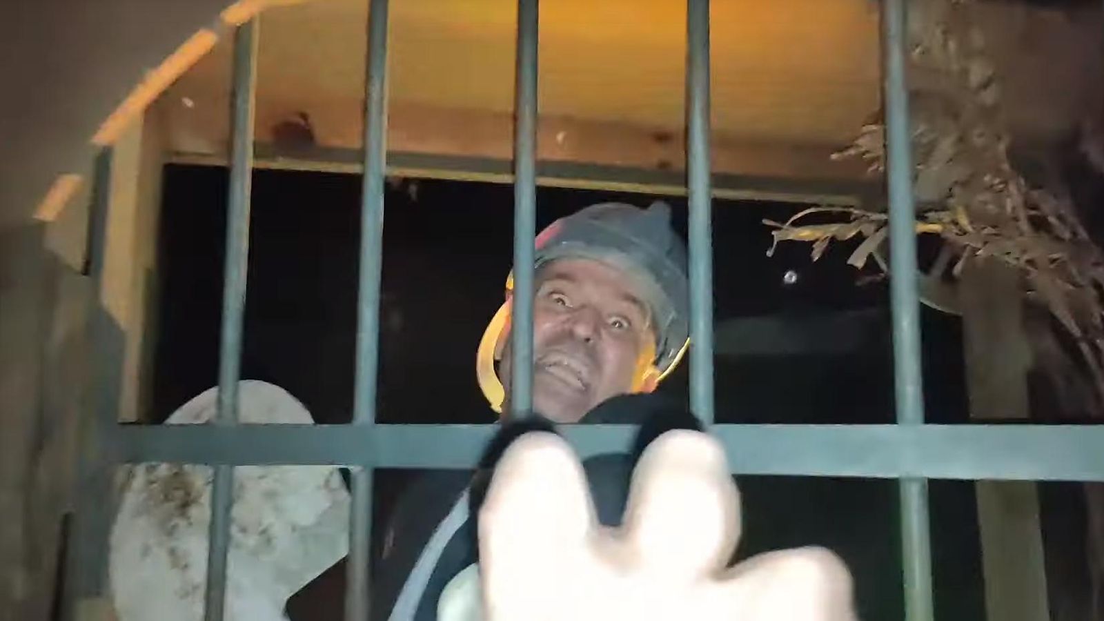 Un hombre simula a un personaje de terror.