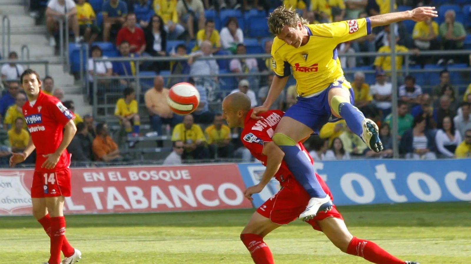 Manu Barreiro salta sobre Matabuena en el Cádiz-Sporting de la 2007/08.