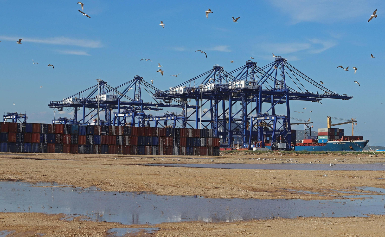 Un camión de una empresa de construcciones en la zona habilitada para semirremolques y contenedores.