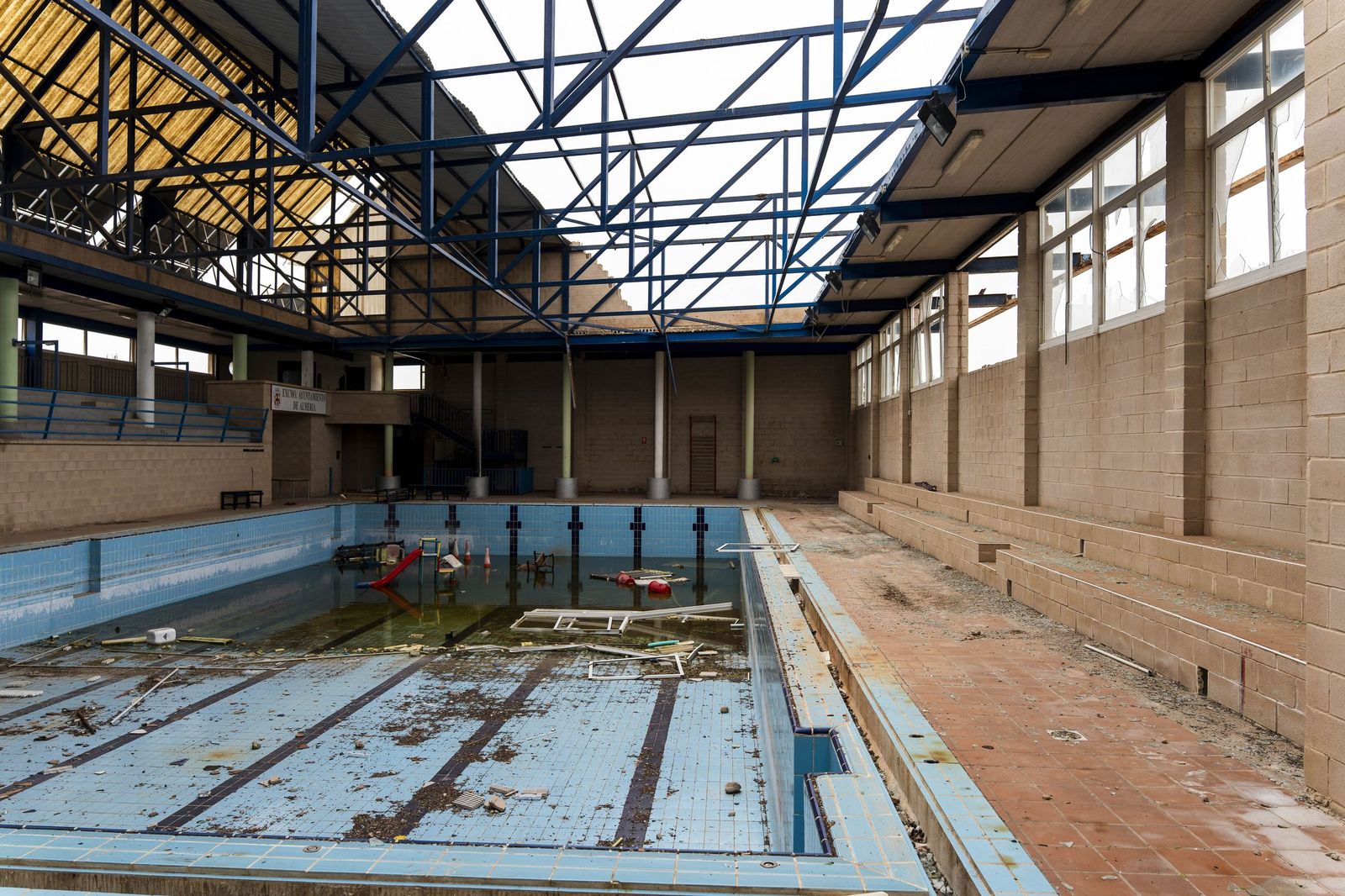 Las pistas deportivas y piscina de Costacabana, en imágenes