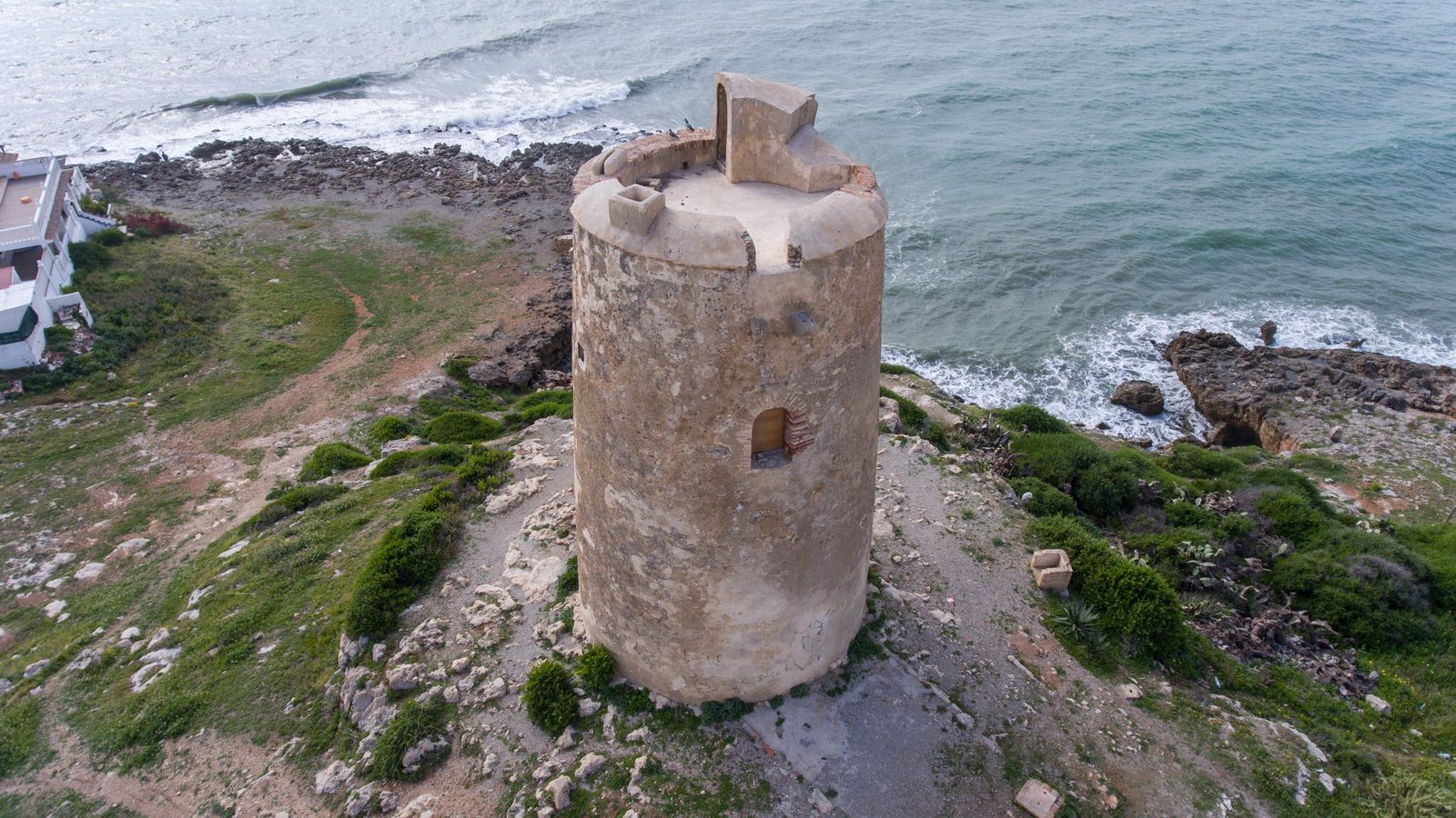 La olvidada, y lienzo para grafiteros imbéciles, Torre de las Palomas. La olvidada, y lienzo para grafiteros imbéciles, Torre de las Palomas.