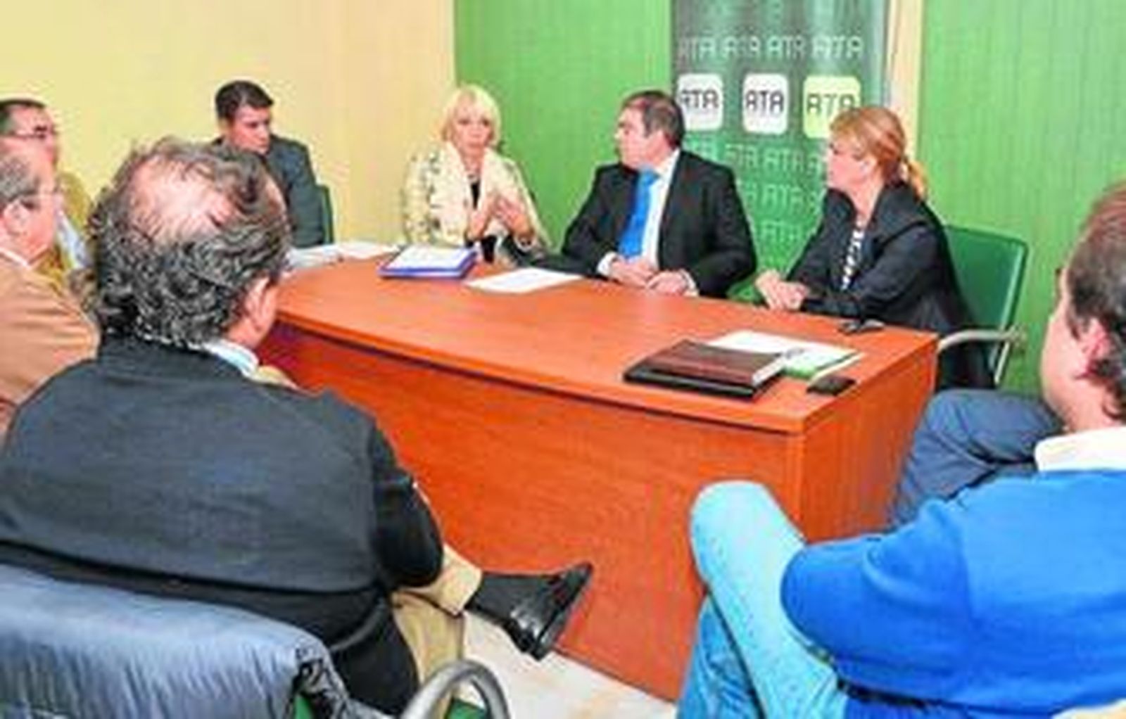 Teófila Martínez y María José García-Pelayo, en la reunión con empresarios en la sede de ATA.