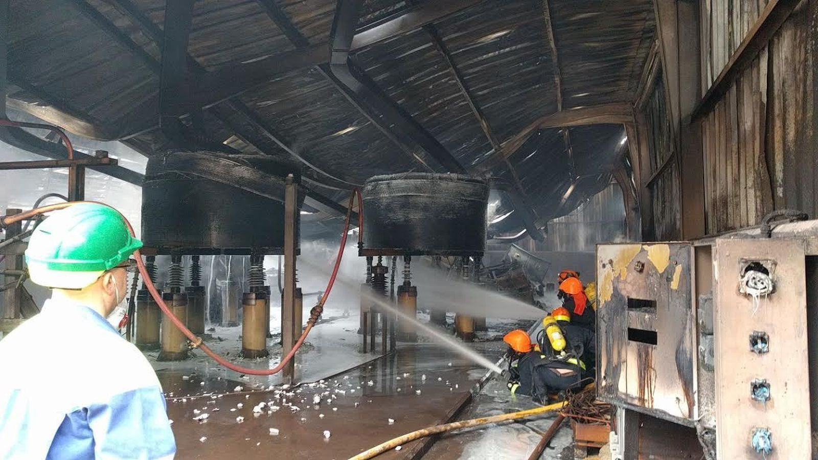 Trabajos de extinción en el interior de la factoría.