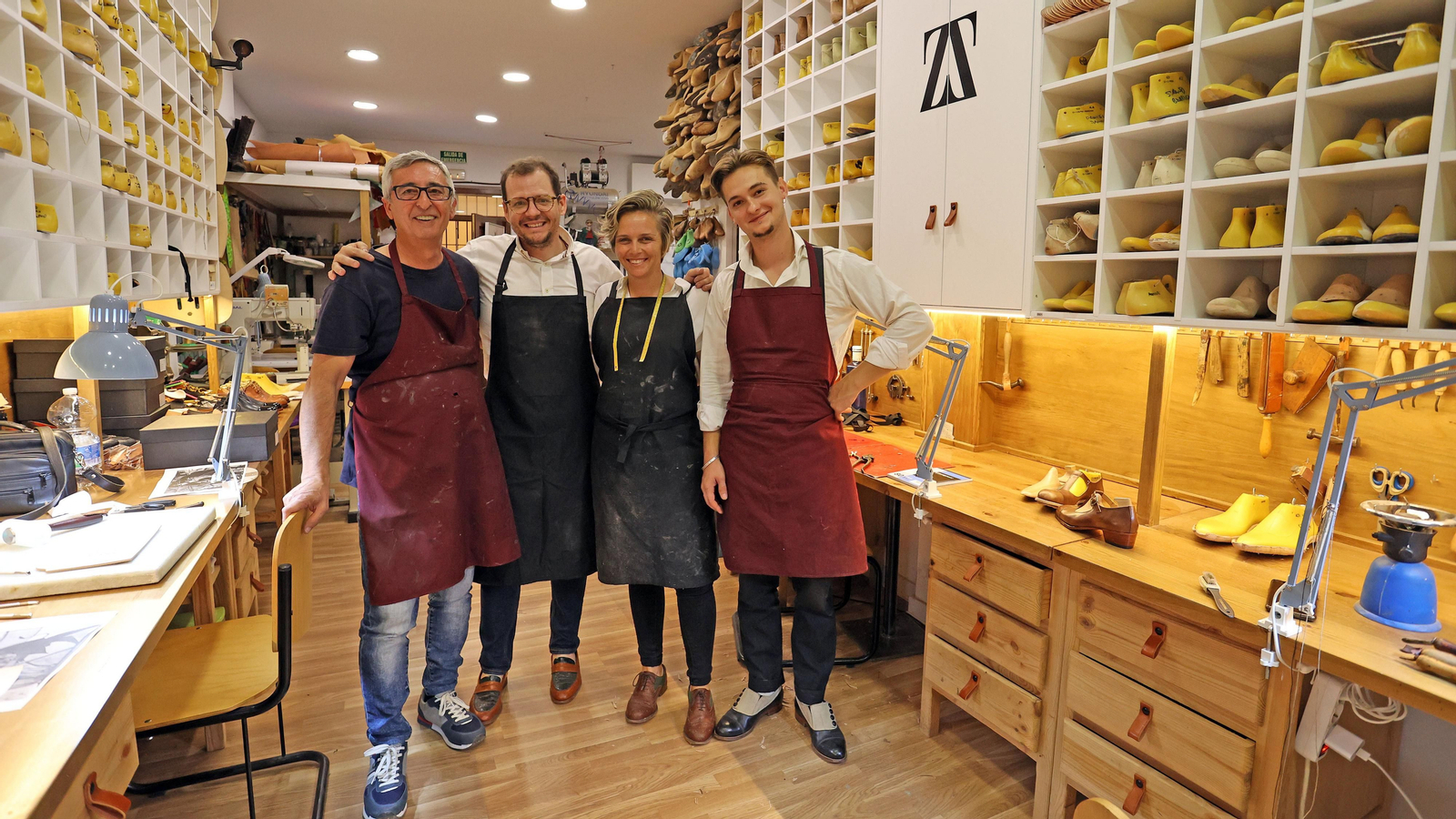 Abraham Zambrana, junto a sus alumnos del taller, Manuel, Rocío y Arthur.