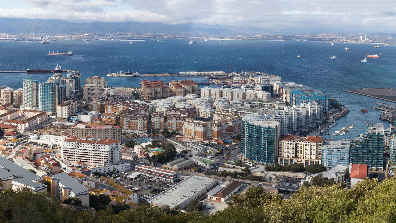 Una panorámica de Gibraltar con la Bahía de Algeciras al fondo.