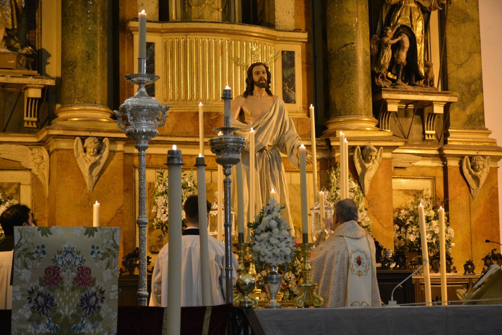 La misa de Resurrección, en la parroquia de Santa María la Coronada de San Roque.