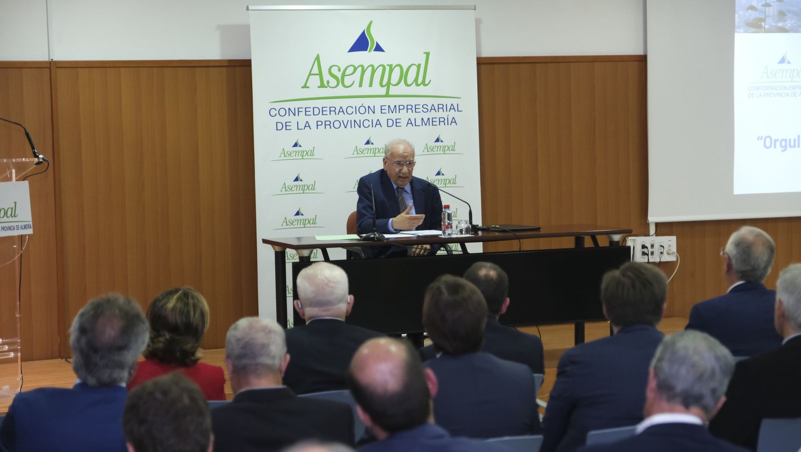 Imágenes de la conferencia de Alfonso Guerra en el Foro Empresarial de Asempal, en Almería
