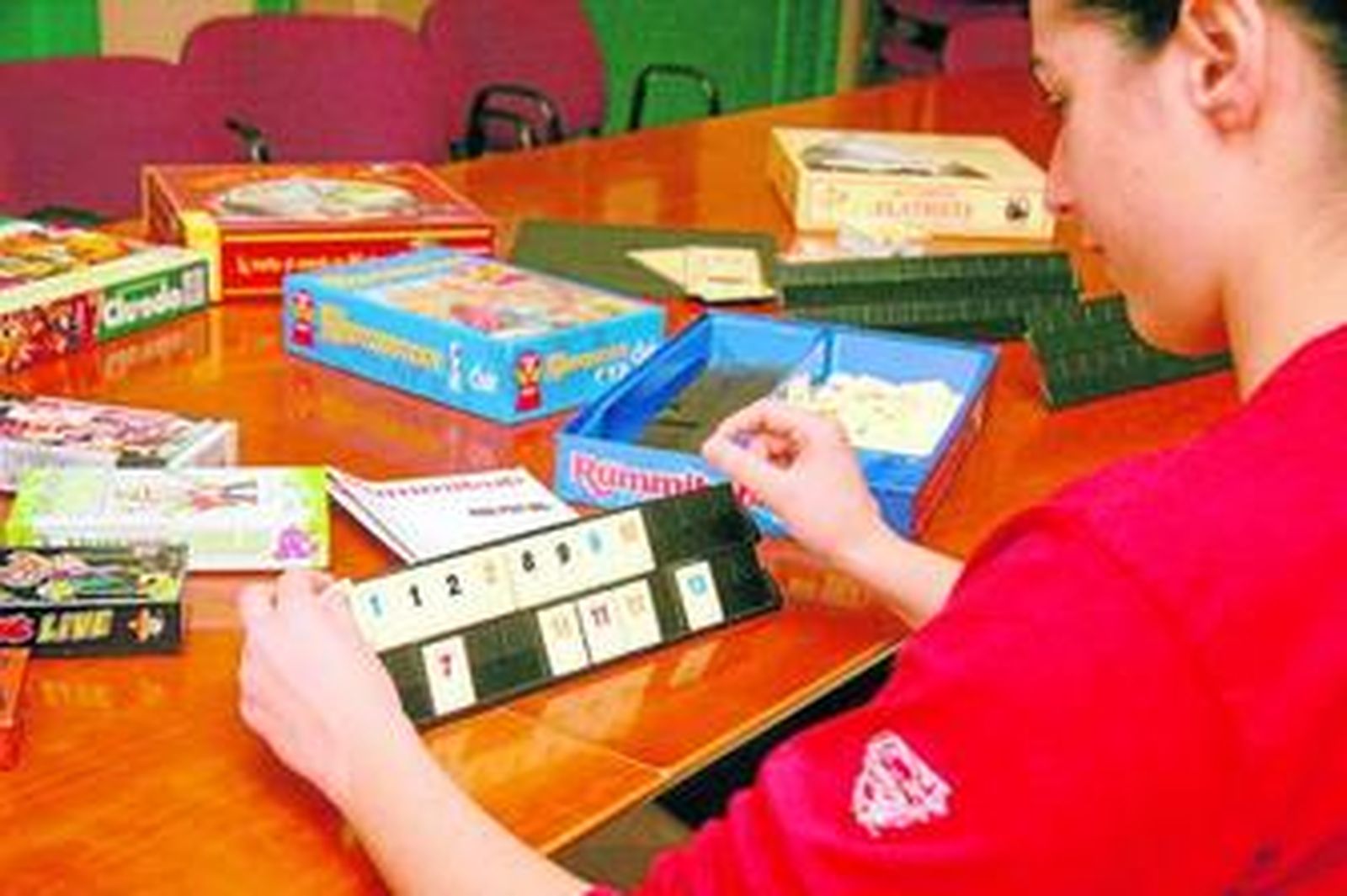 Una joven con los juegos de mesa en una edición pasada del Programa de Ocio Nocturno en Las Sirenas.