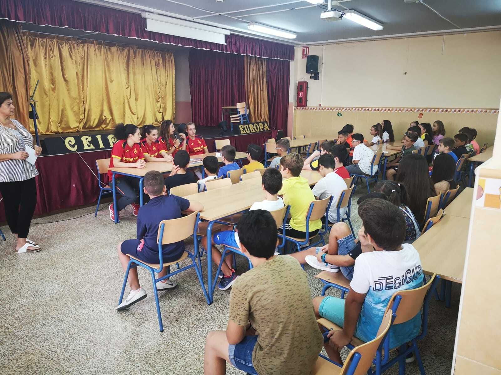 Fotogalería de la visita de las 'Guerreras' a colegios de la provincia