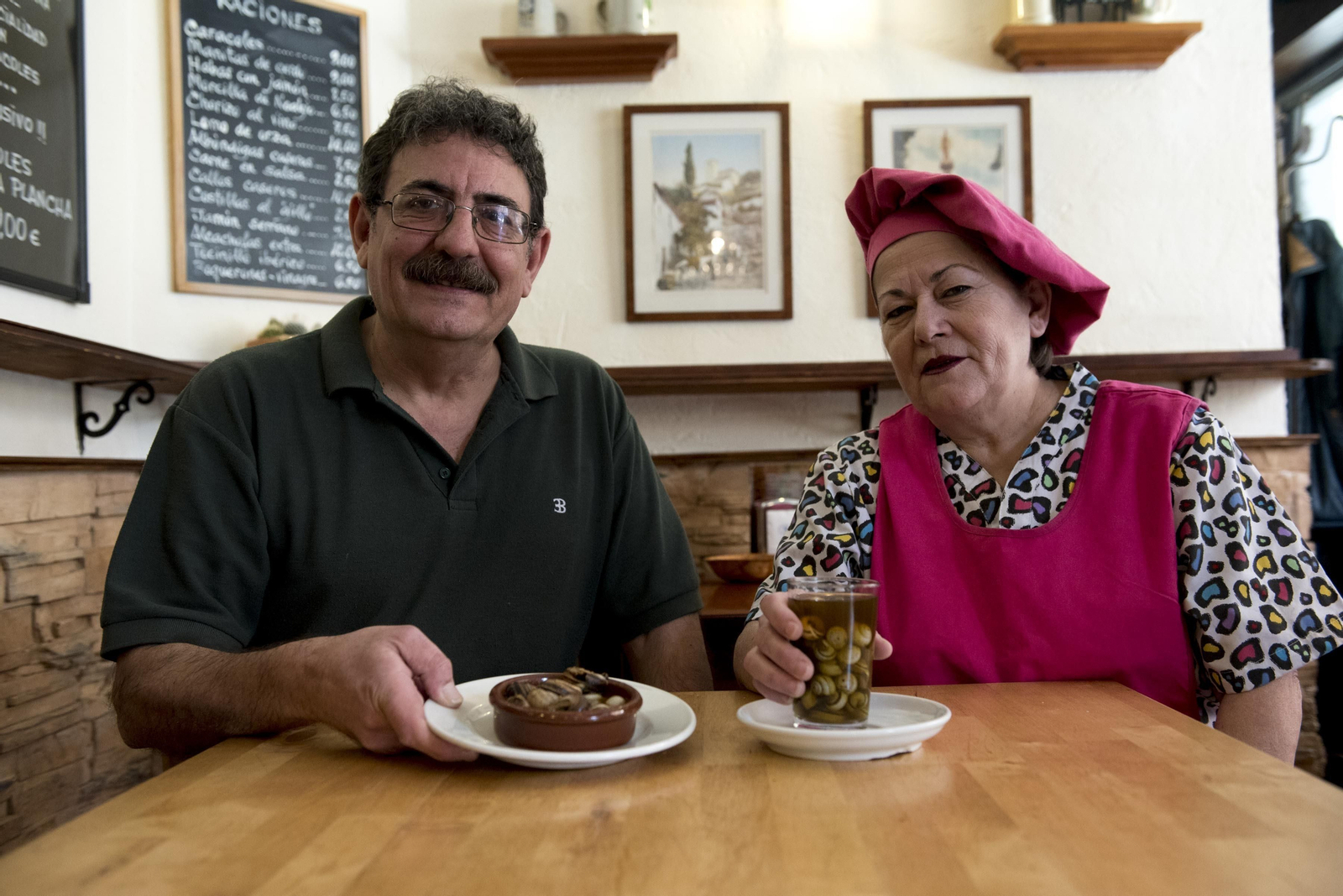 Paco Checa y Teresa Mena con dos de las tres variedades de caracoles que  se degustan en el negocio que regentan.