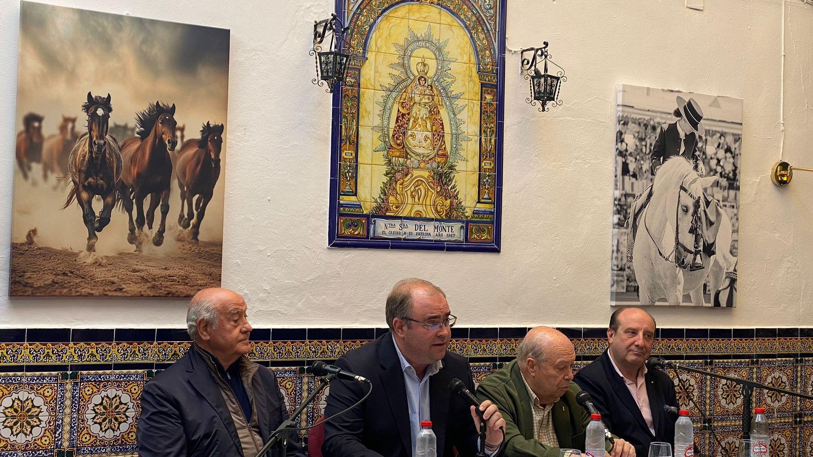 Ramón Valencia, Carlos Navarro Antolín, Luis Carlos Peris y Joaquín Moeckel, en el Casino de Cazalla. Ramón Valencia, Carlos Navarro Antolín, Luis Carlos Peris y Joaquín Moeckel, en el Casino de Cazalla.