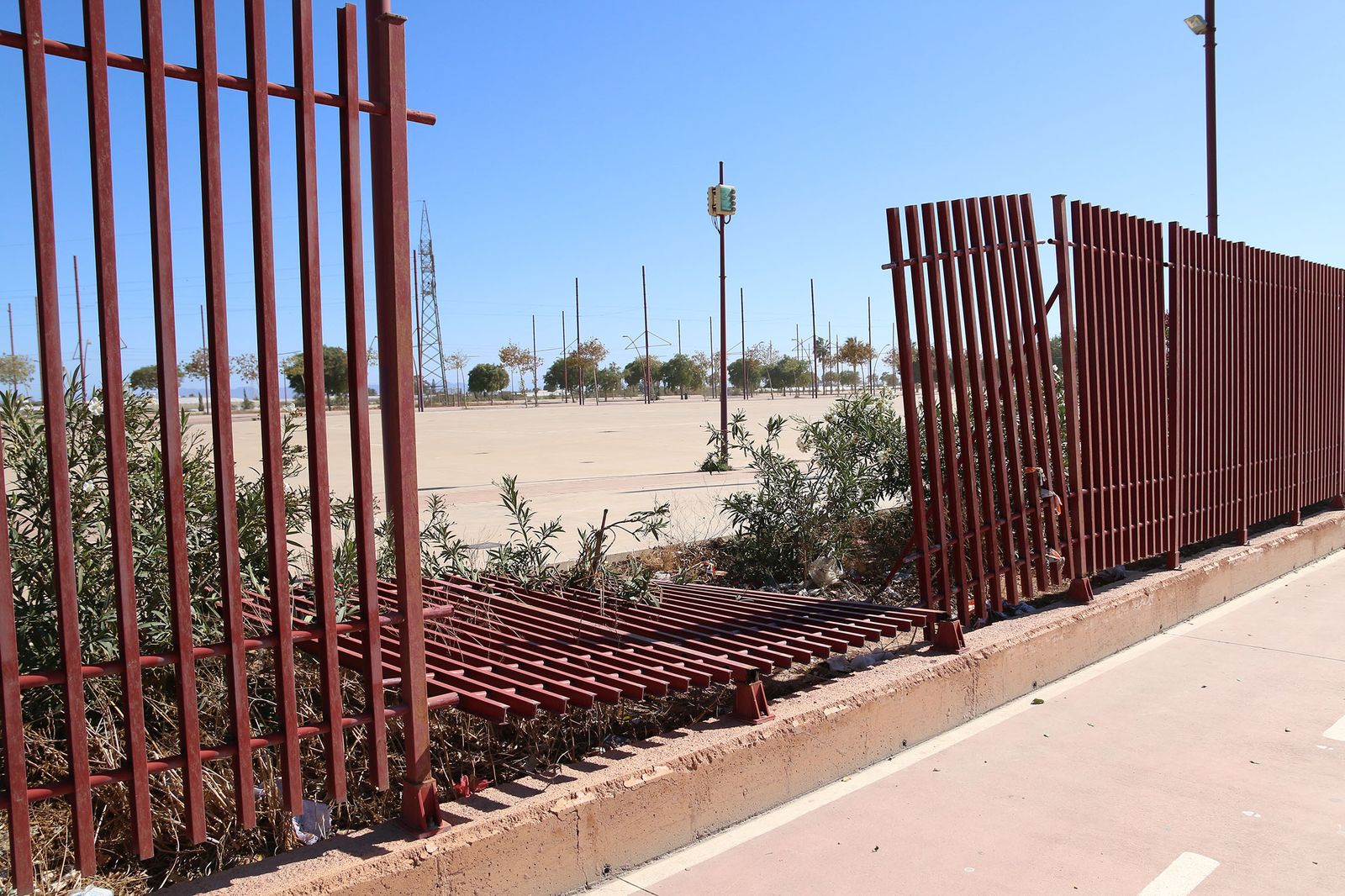 Tramo de valla del recinto ferial derribado por el viento