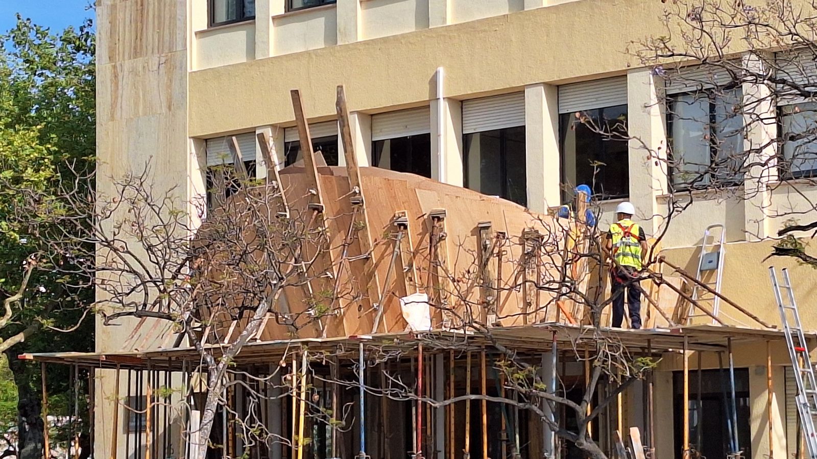 Trabajos en la fachada de la APBC en la mañana de este lunes.