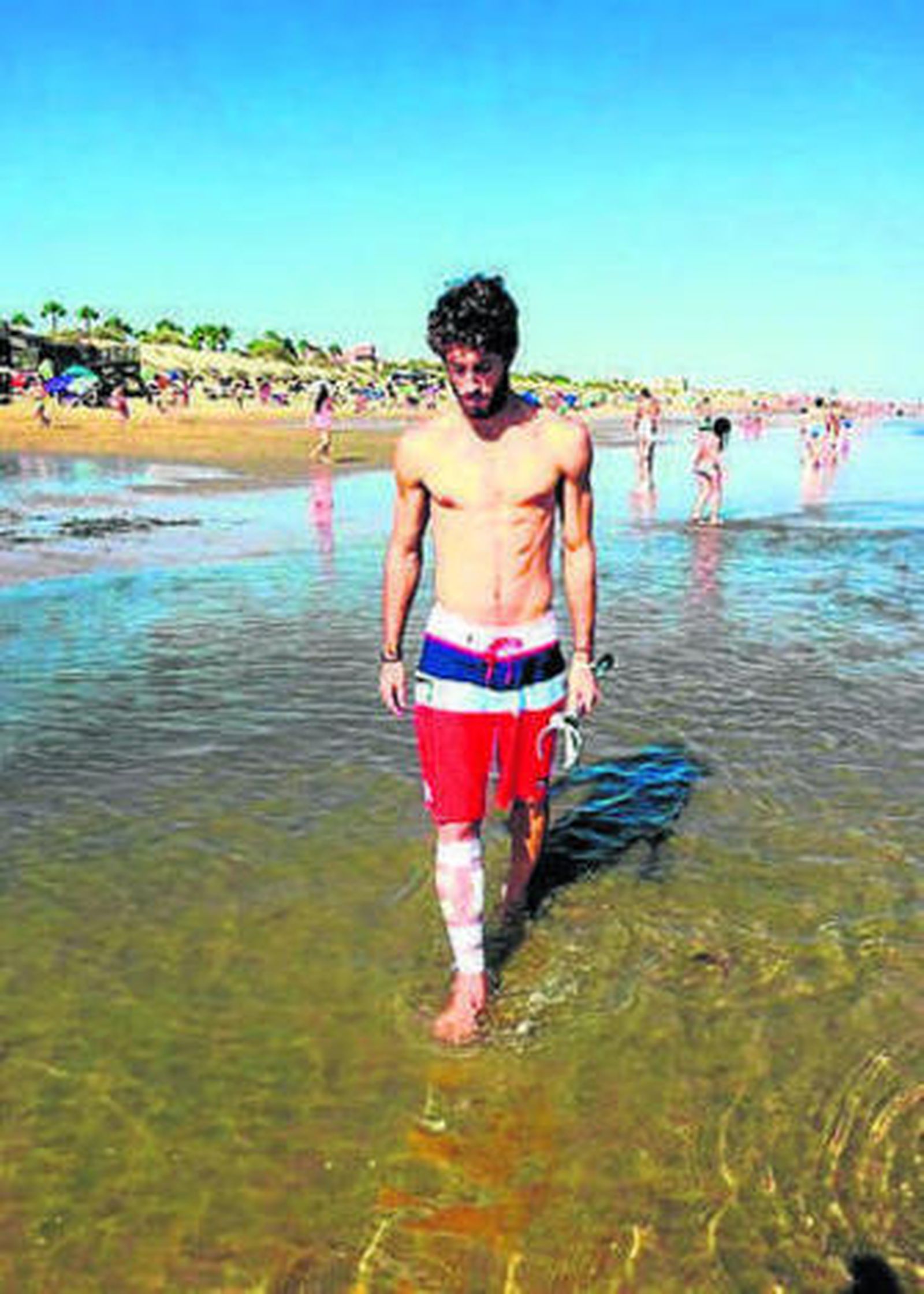 Escribano, caminando por la playa.