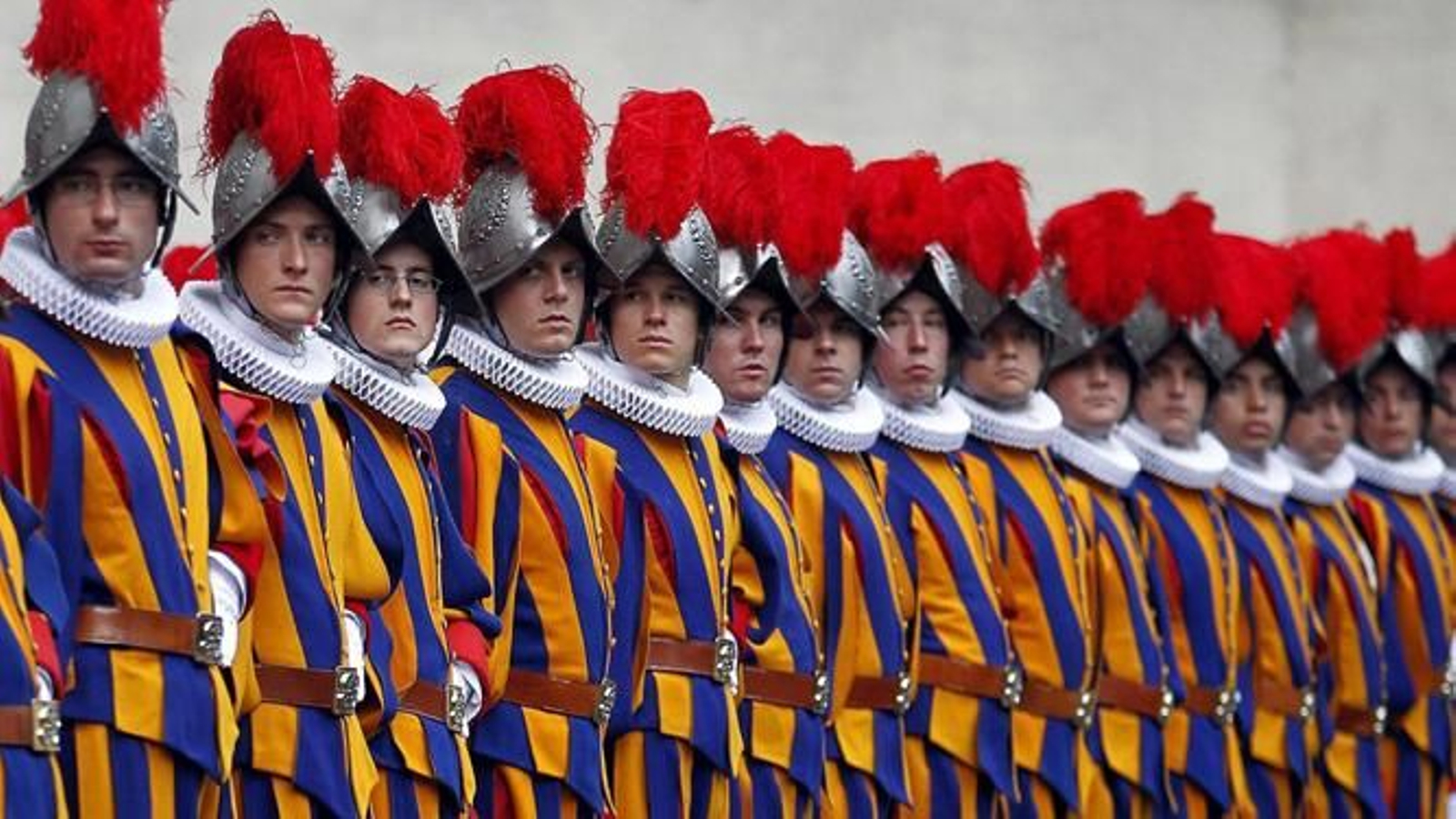 Soldados de la Guardia  Suiza forman en las inmediaciones de la Basílica de San Pedro, en el Vaticano.