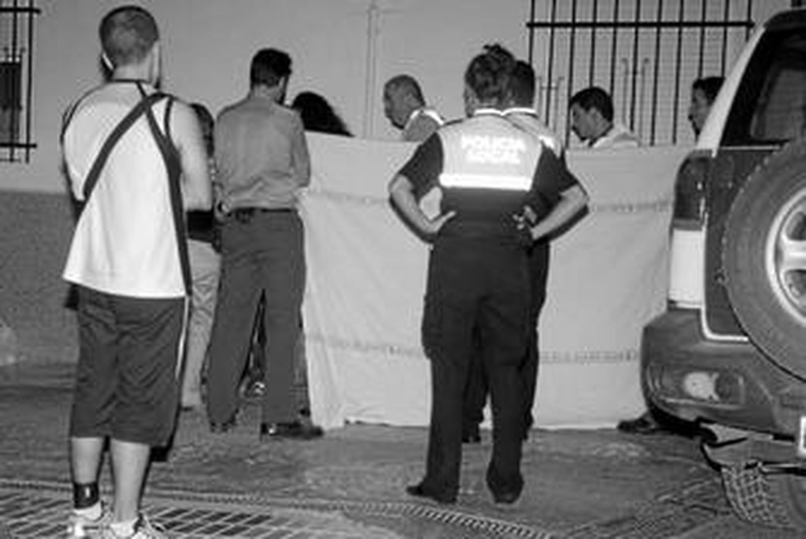 El cadáver permanece tras una sábana a la espera de la llegada de la jueza.