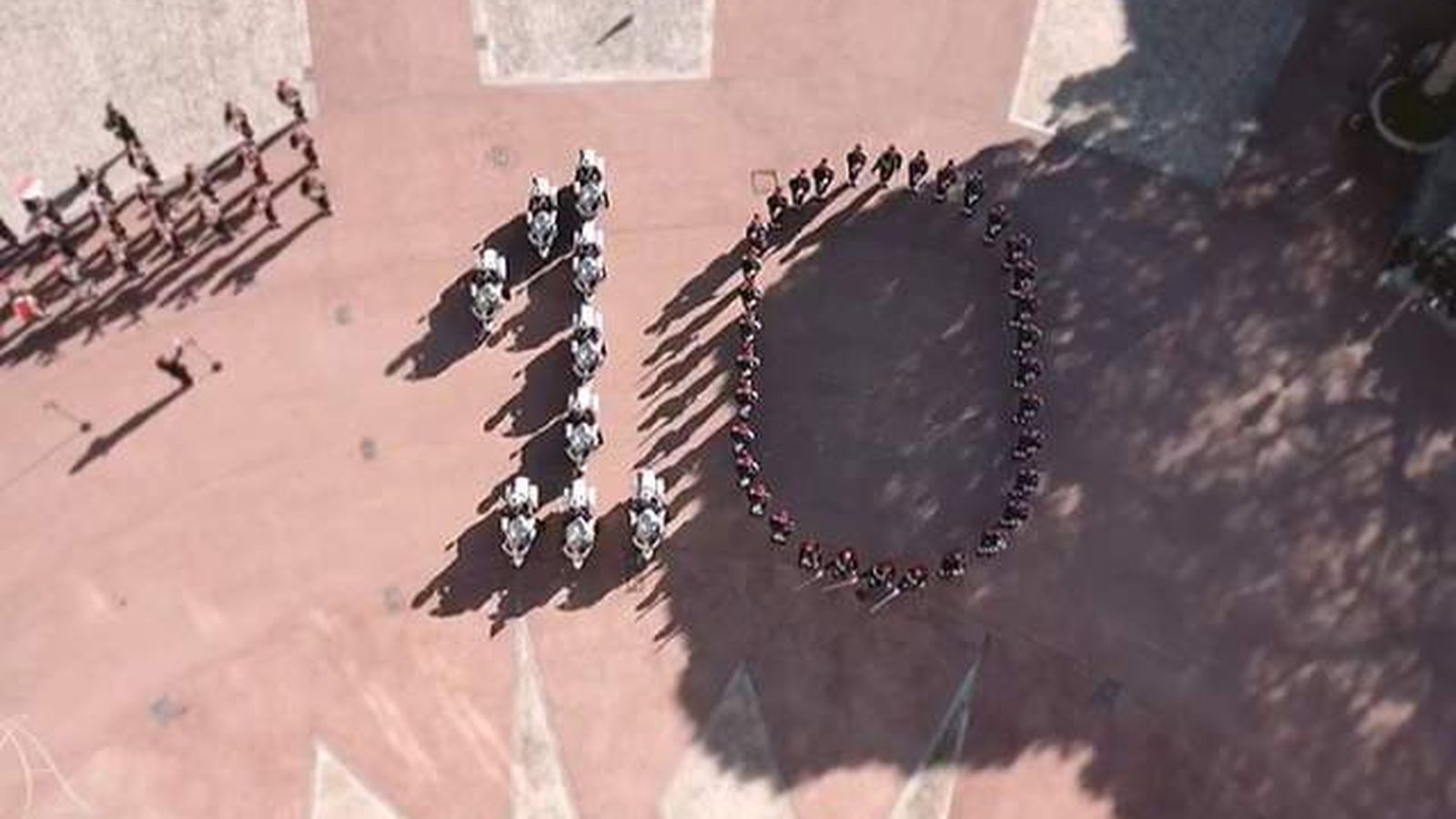 El número '10' formado por los carabineri monegascos en el patio del Palacio.