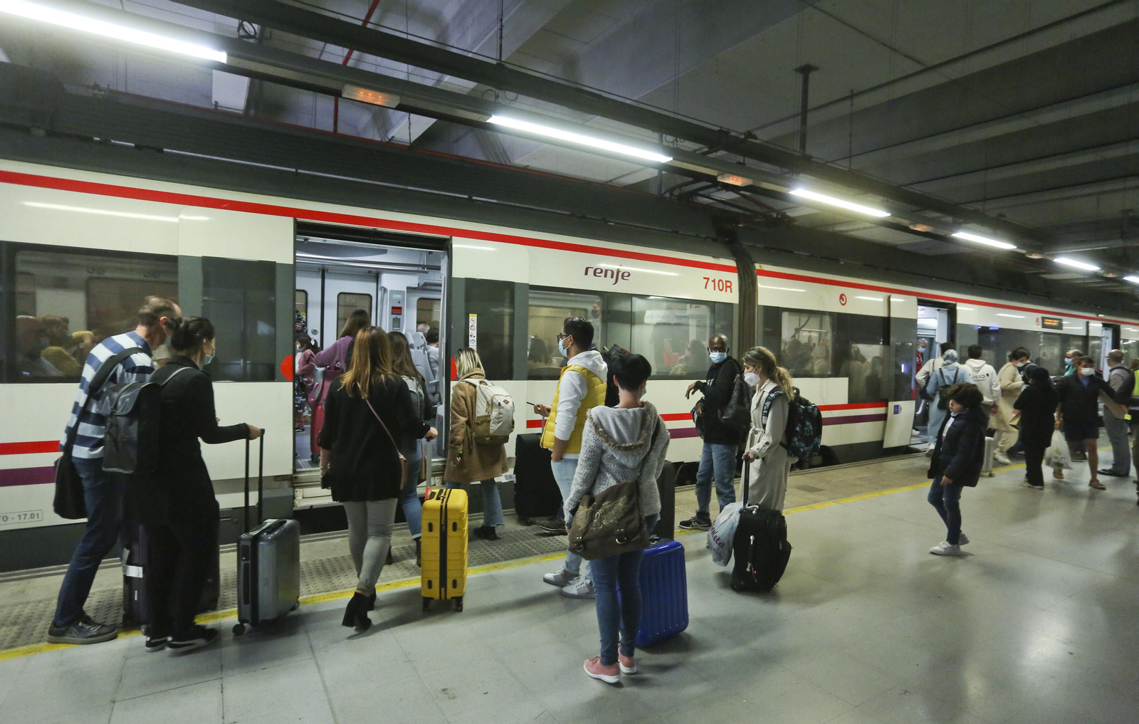 Viajeros entrando a un Cercanías en Málaga.