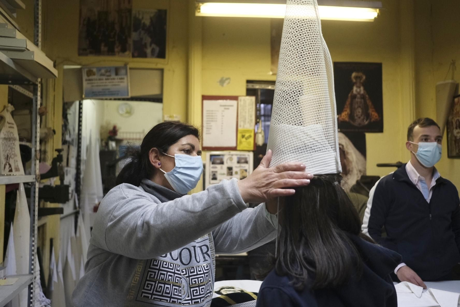 Las fotografías de la cuenta atrás para la Semana Santa en una tienda de capirotes de Córdoba