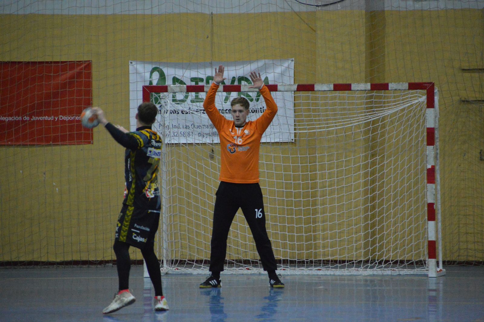 Fede Mihail, en acción durante un partido, intenta detener un siete metros.