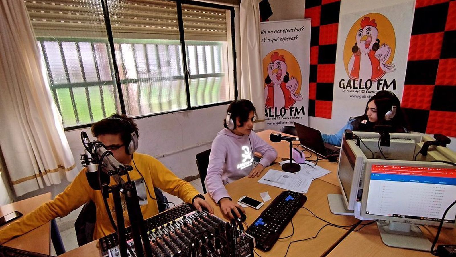 Alumnos del IES Cuenca Minera en la grabación de una de los programas de radio.