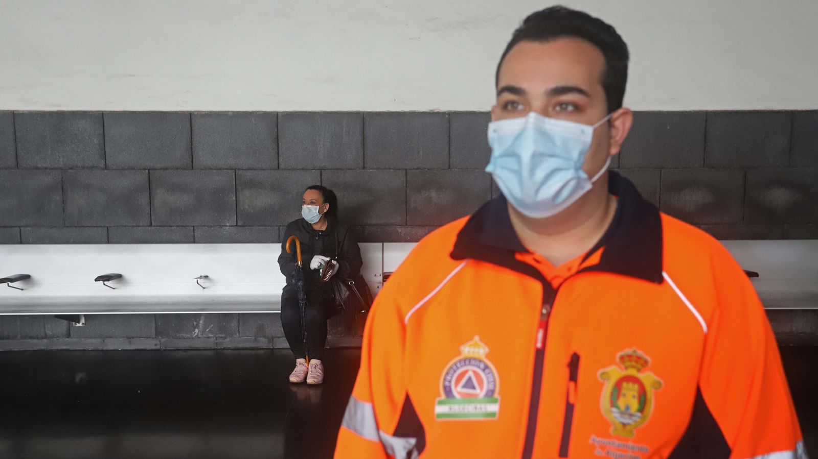 Reparto de mascarillas en las estaciones de autobús del Campo de Gibraltar