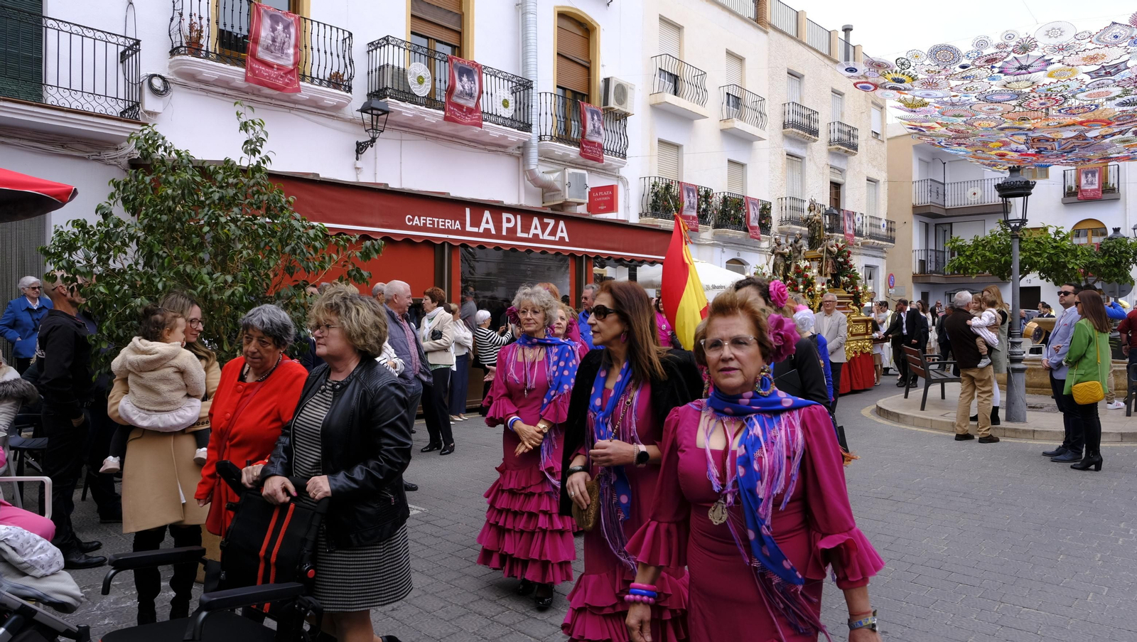 Imágenes de la procesión y paella solidaria en las Fiestas de Abla