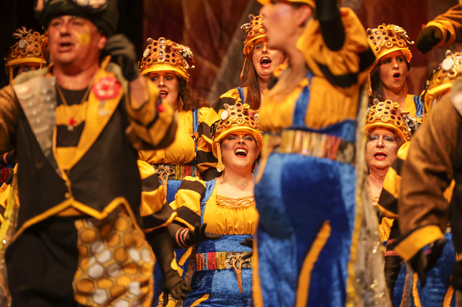 Imágenes de la actuación del coro de Huelva "La Rendición de los Bribones" en el Carnaval Colombino