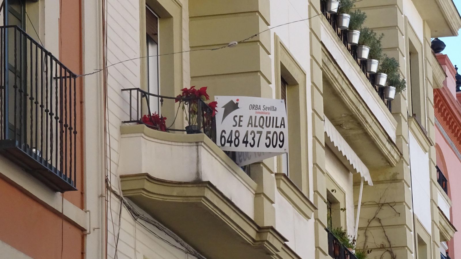 Un piso con el anuncia de 'Se alquila'