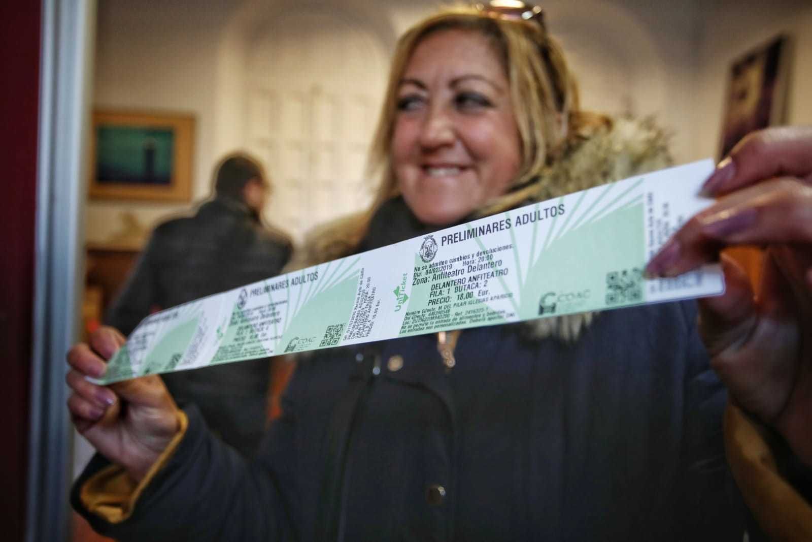 Una mujer muestra sus entradas recién adquiridas en las taquillas del Baluarte de Candelaria.