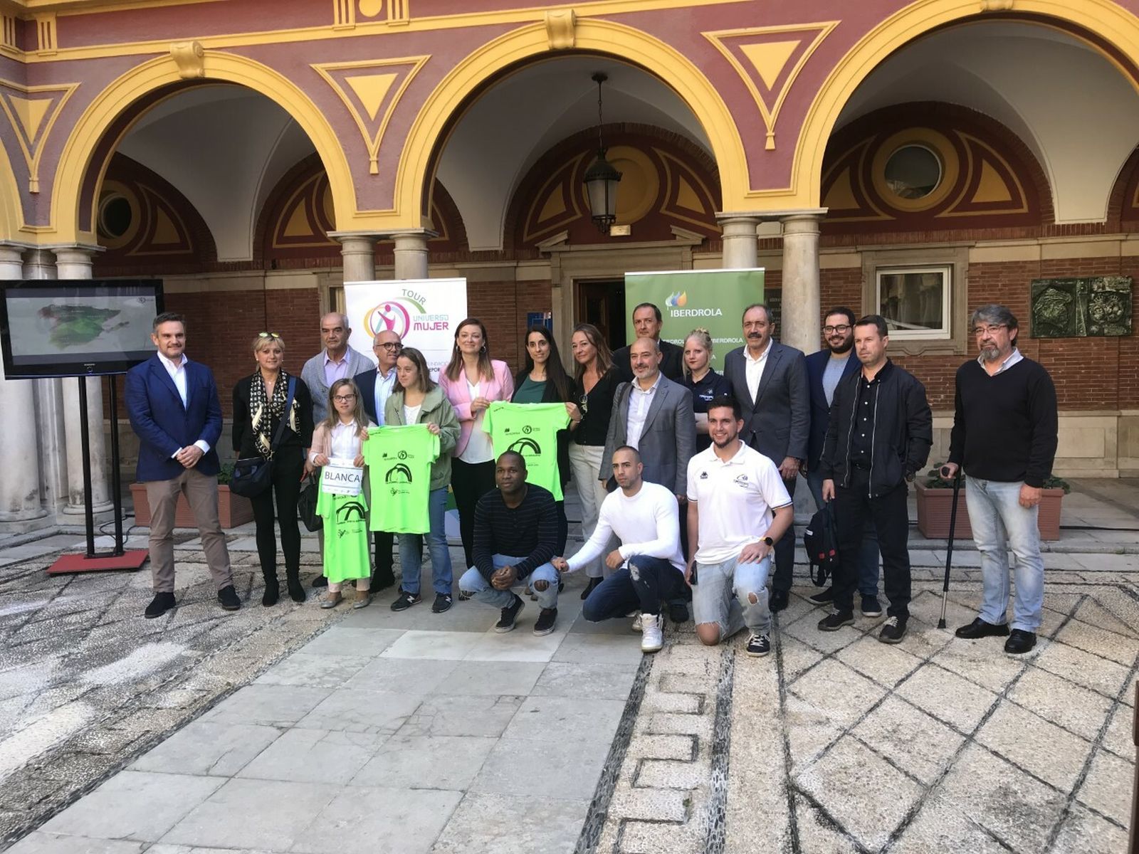 Organizadores del Tour, representantes de federaciones y Blanca Betanzos, en el Ayuntamiento.
