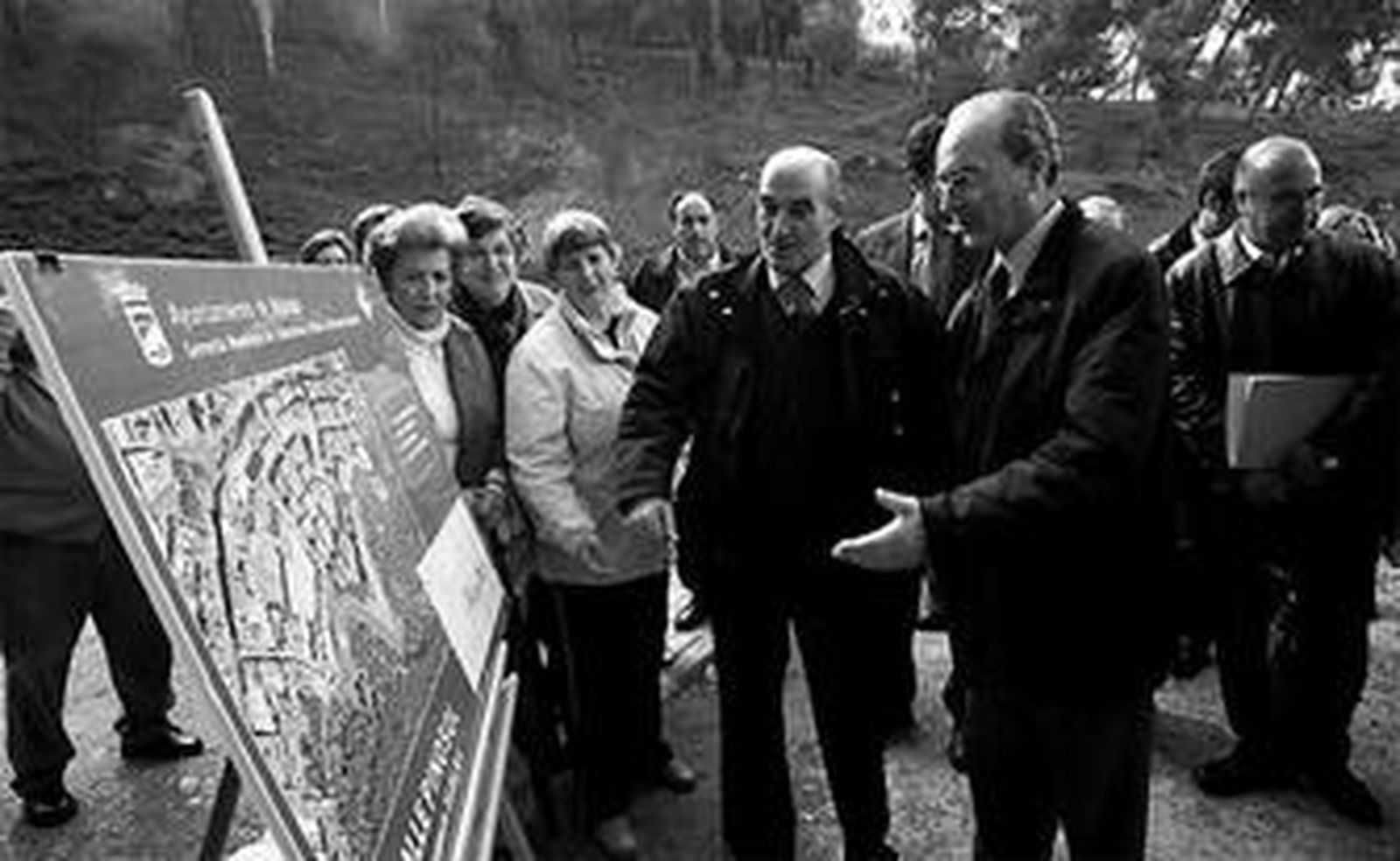 El alcalde explicó ayer a los vecinos de Pinosol los detalles de la obra.