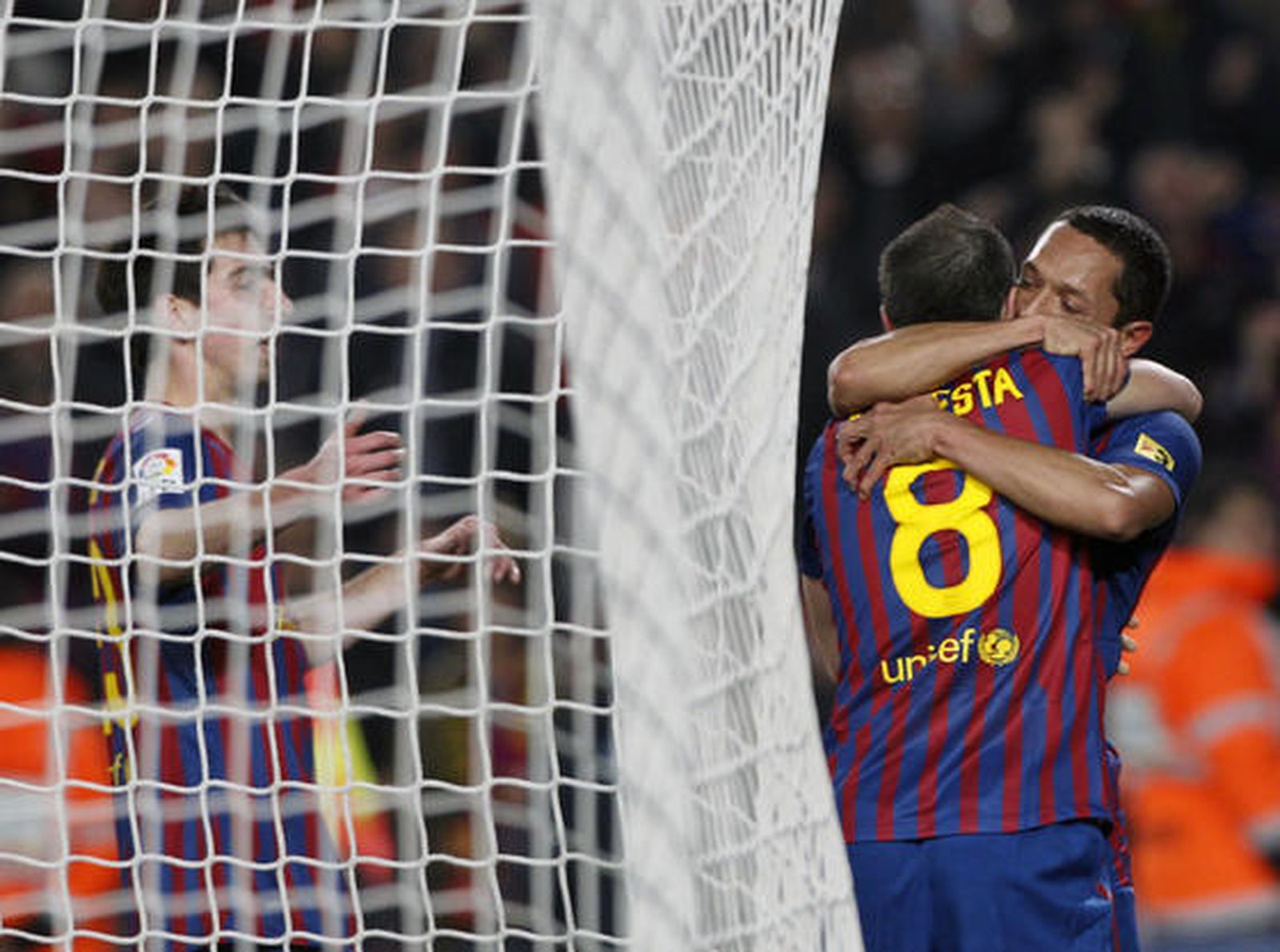 El Barcelona sufre para ganar con diez al Sporting de Gijón. / Reuters