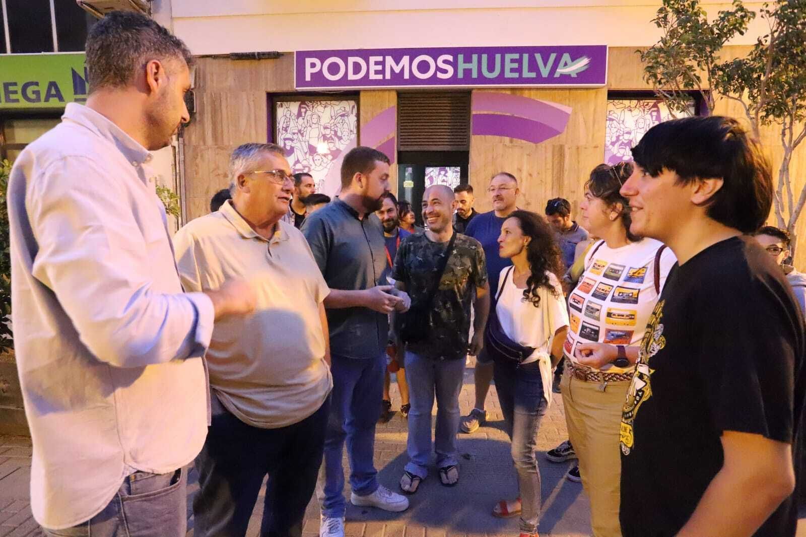 Alejandro García e integrantes de la candidatura fuera de la sede de Podemos.