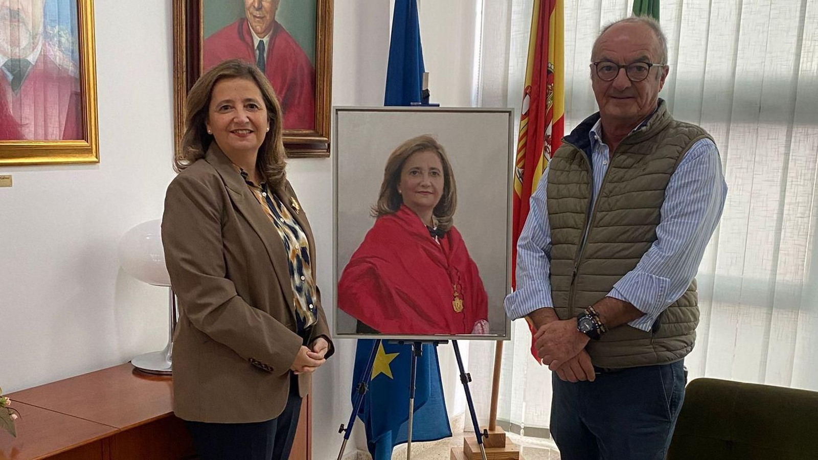 Isabel Zurita y Fermín García Villaescusa, junto a la obra.