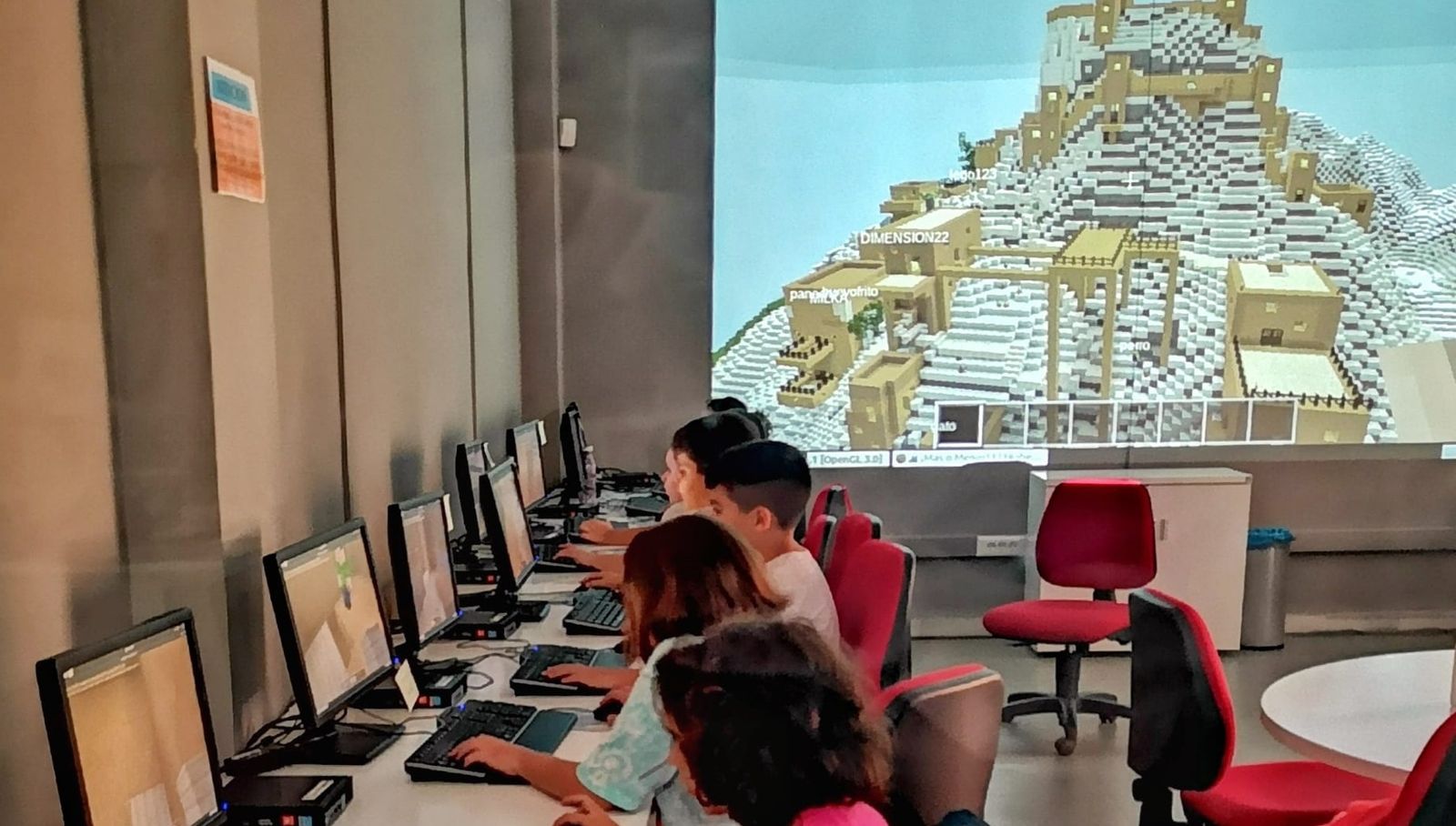 Al fondo el entorno 3D de 'Mojácar la Vieja' creado por los jóvenes.