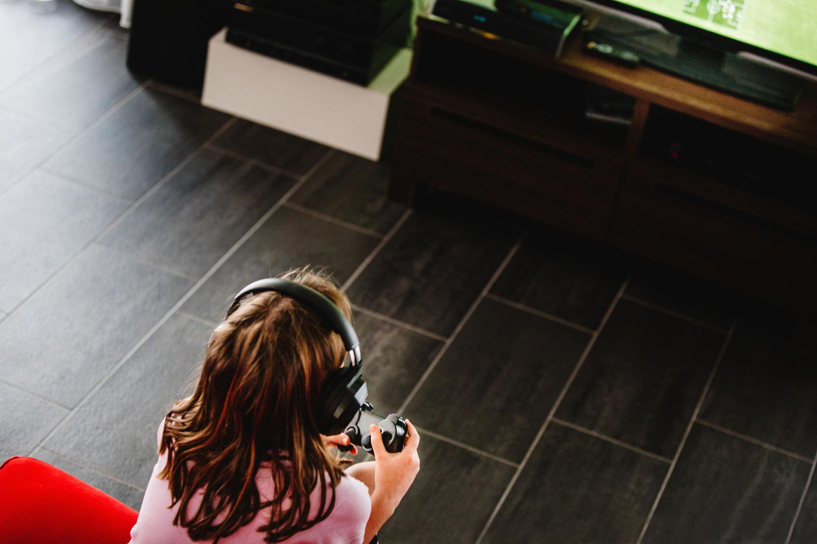 Una niña jugando con una videoconsola.
