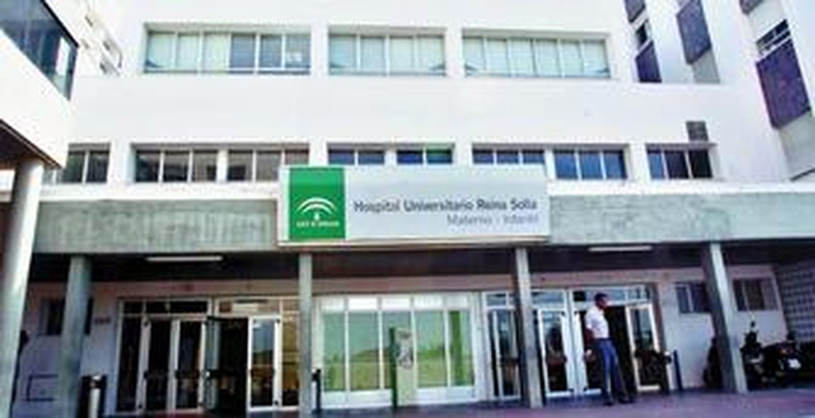 Puerta principal del Materno-Infantil, donde está ingresado el pequeño de cuatro años.