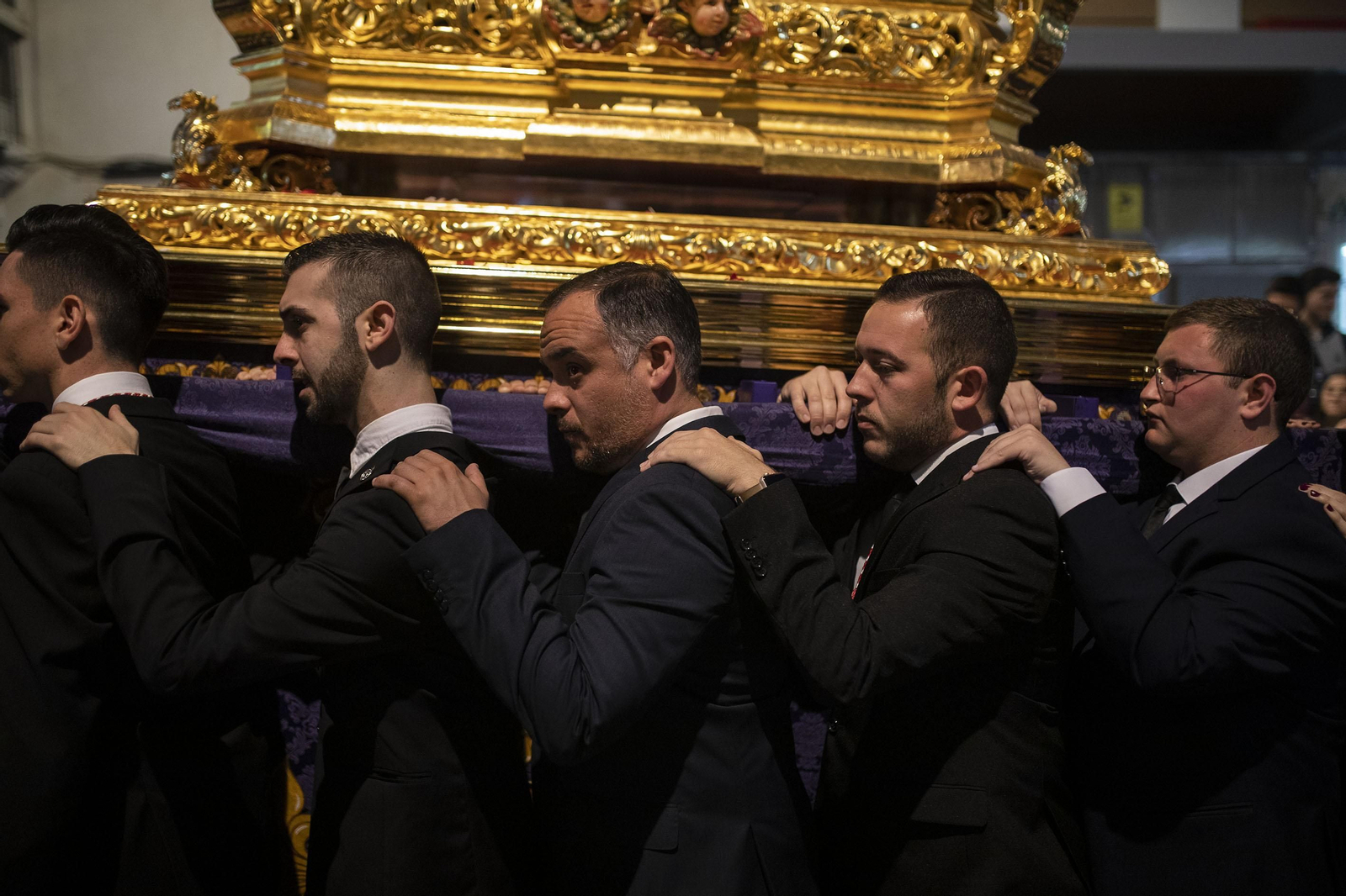 Portando la parihuela.