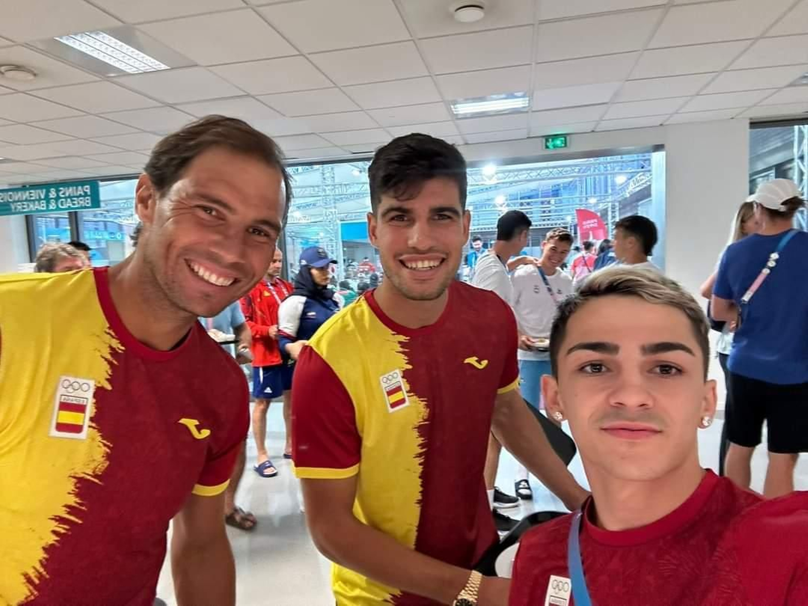 Rafa Lozano júnior posa junto a Rafa Nadal y Carlos Alcaraz en la Villa Olímpica