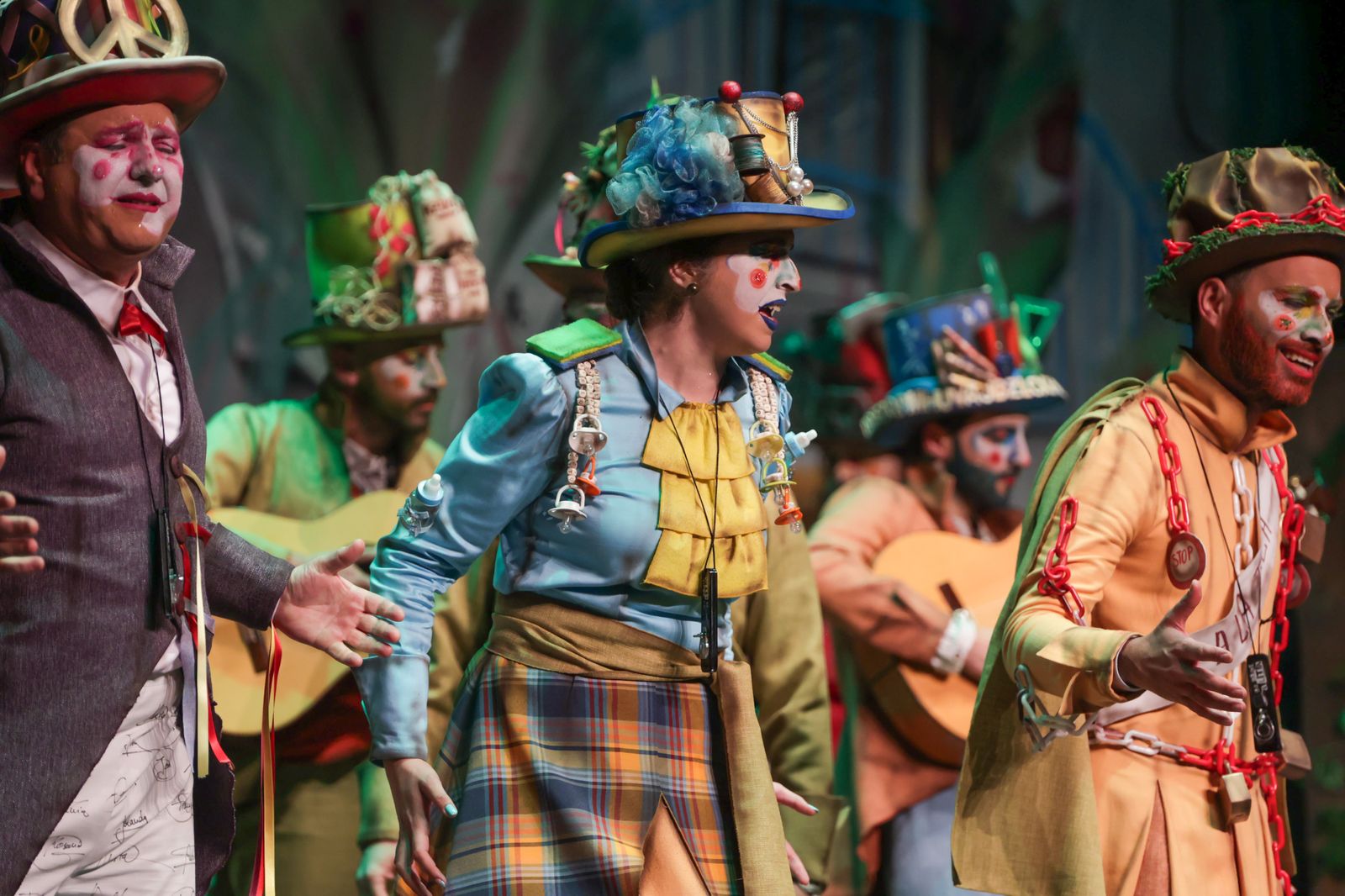 Imágenes de la actuación de la comparsa de Bollullos Par del Condado "La Clase Alta" en el Carnaval Colombino