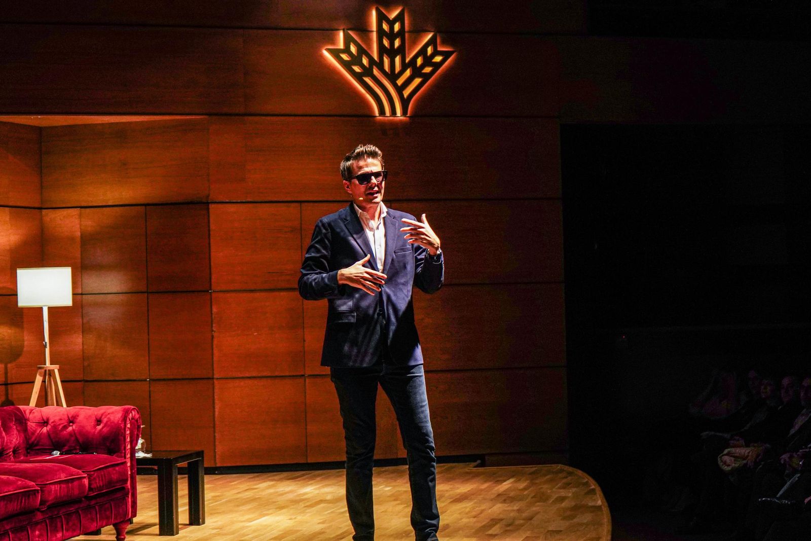 Fernando Díaz de la Guardia presenta el ciclo de entrevistas ‘Imbatibles’ en el Auditorio Caja Rural Granada